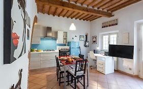 Cisanello Rock Apartment With Patio And Barbecue